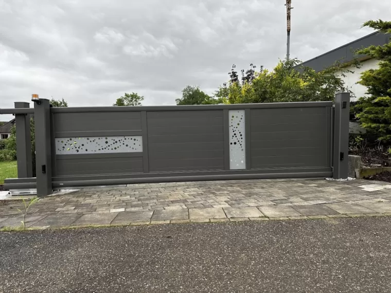 Installation de portail en aluminium motorisé chez un particulier proche de Brumath, Haguenau, Technic’Jardins