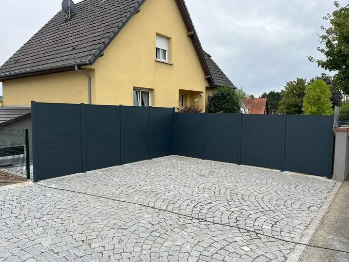 Pose d’une clôture brise-vue en aluminium au Val-de-Moder, Haguenau, Technic’Jardins