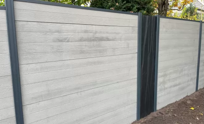 Clôture en béton imitation bois, alternée avec des éléments en ardoise, Haguenau, Technic’Jardins